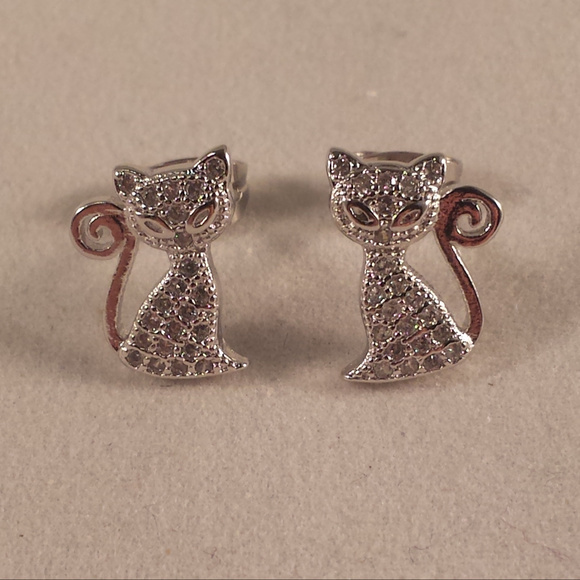 18K White Gold Filled Cat Diamond Zircon Stud Earrings Womens - Picture 1 of 3
